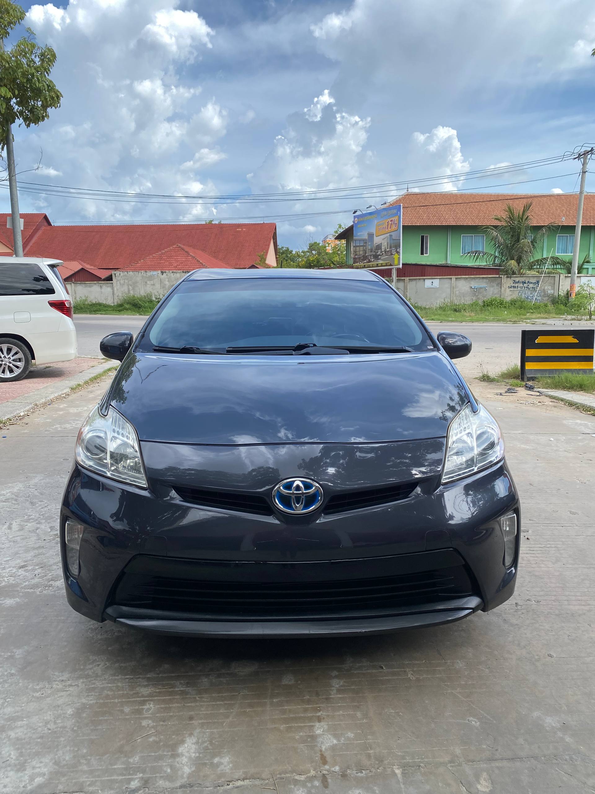 Toyota Prius ក្រដាសពន្ធ ឆ្នាំ2013 ពណ៍ប្រផេះ ទឹកថ្នាំសុីន សំបុកឃ្មុំសុីន អប់សិន3
