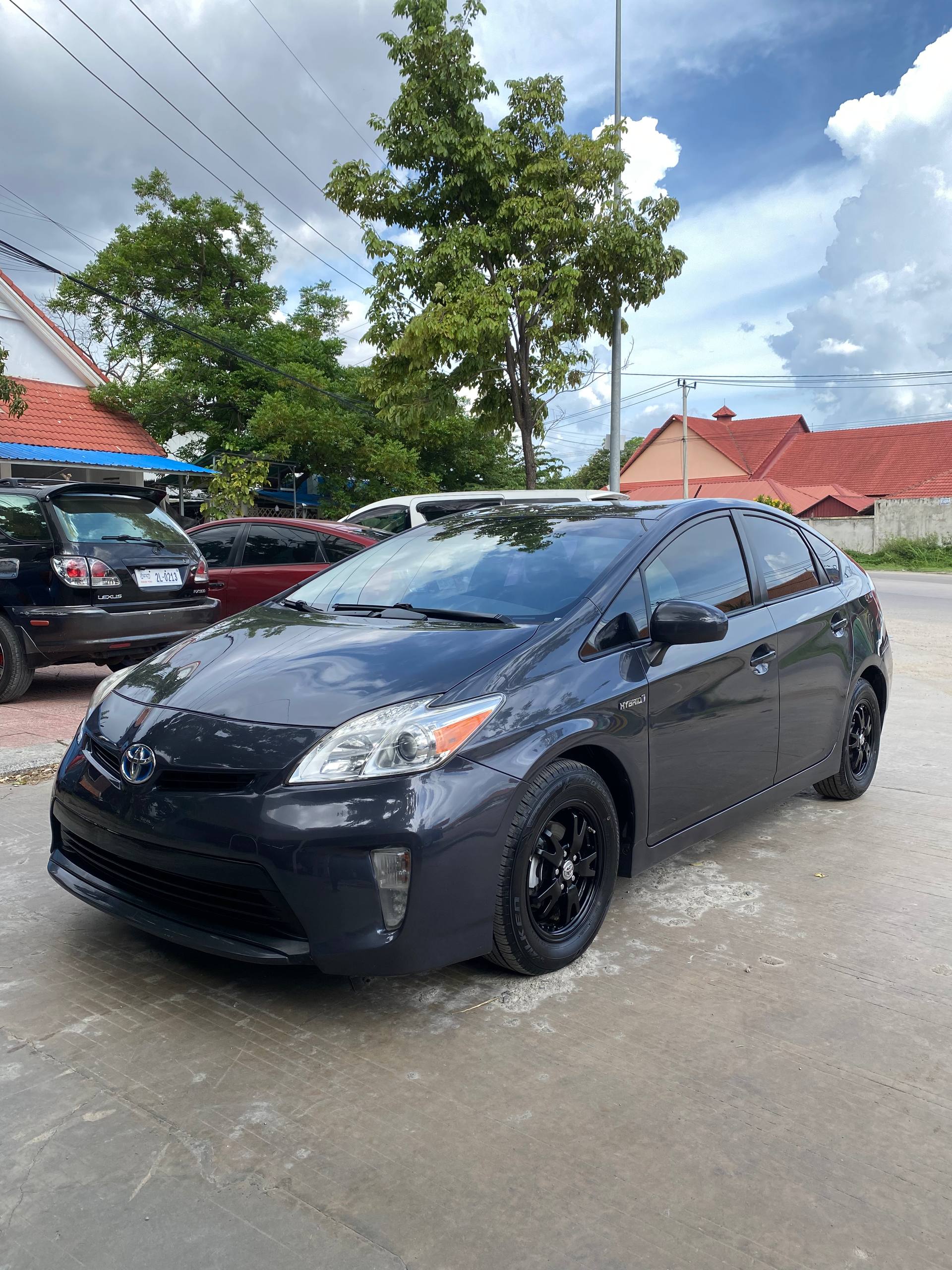 Toyota Prius ក្រដាសពន្ធ ឆ្នាំ2013 ពណ៍ប្រផេះ ទឹកថ្នាំសុីន សំបុកឃ្មុំសុីន អប់សិន3