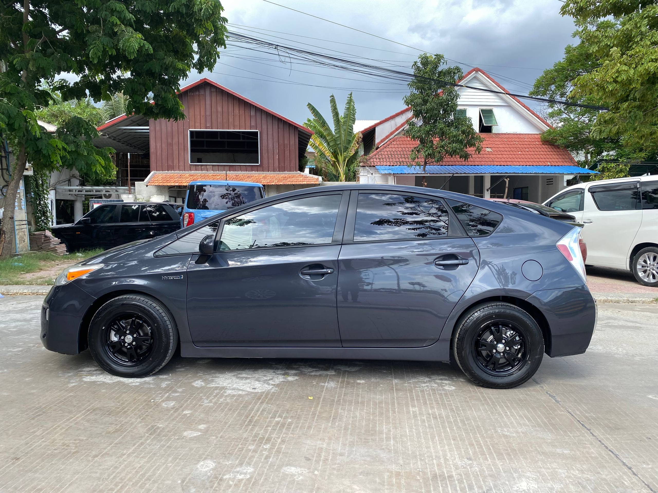 Toyota Prius ក្រដាសពន្ធ ឆ្នាំ2013 ពណ៍ប្រផេះ ទឹកថ្នាំសុីន សំបុកឃ្មុំសុីន អប់សិន3