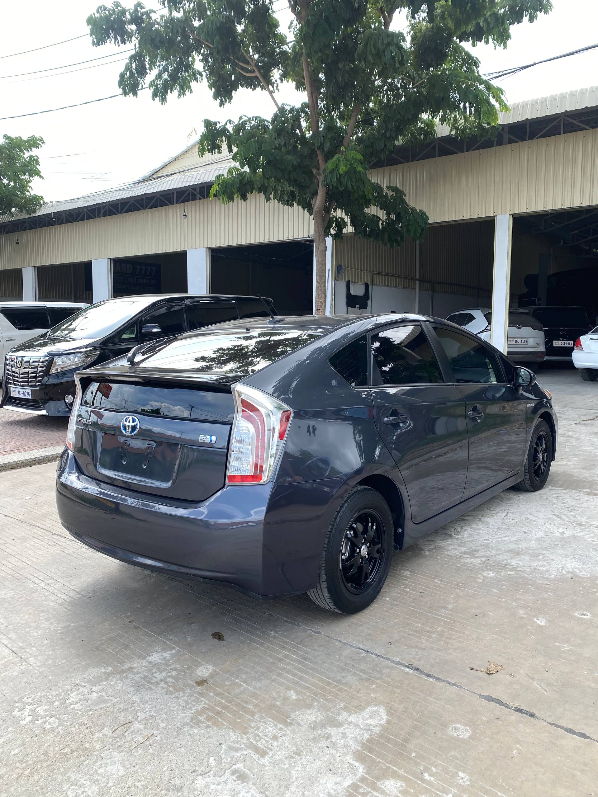 Toyota Prius ក្រដាសពន្ធ ឆ្នាំ2013 ពណ៍ប្រផេះ ទឹកថ្នាំសុីន សំបុកឃ្មុំសុីន អប់សិន3