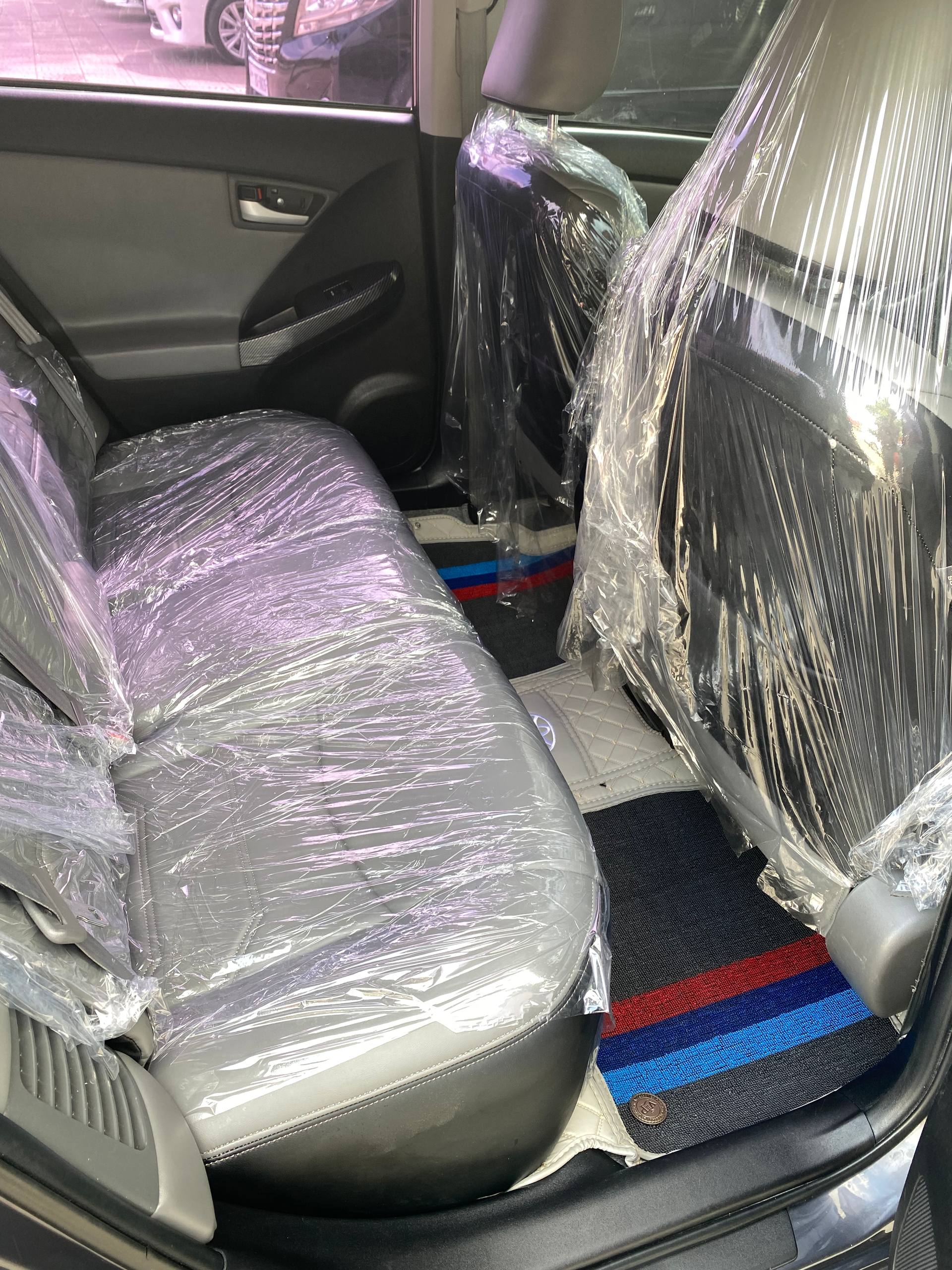 Toyota Prius ក្រដាសពន្ធ ឆ្នាំ2013 ពណ៍ប្រផេះ ទឹកថ្នាំសុីន សំបុកឃ្មុំសុីន អប់សិន3