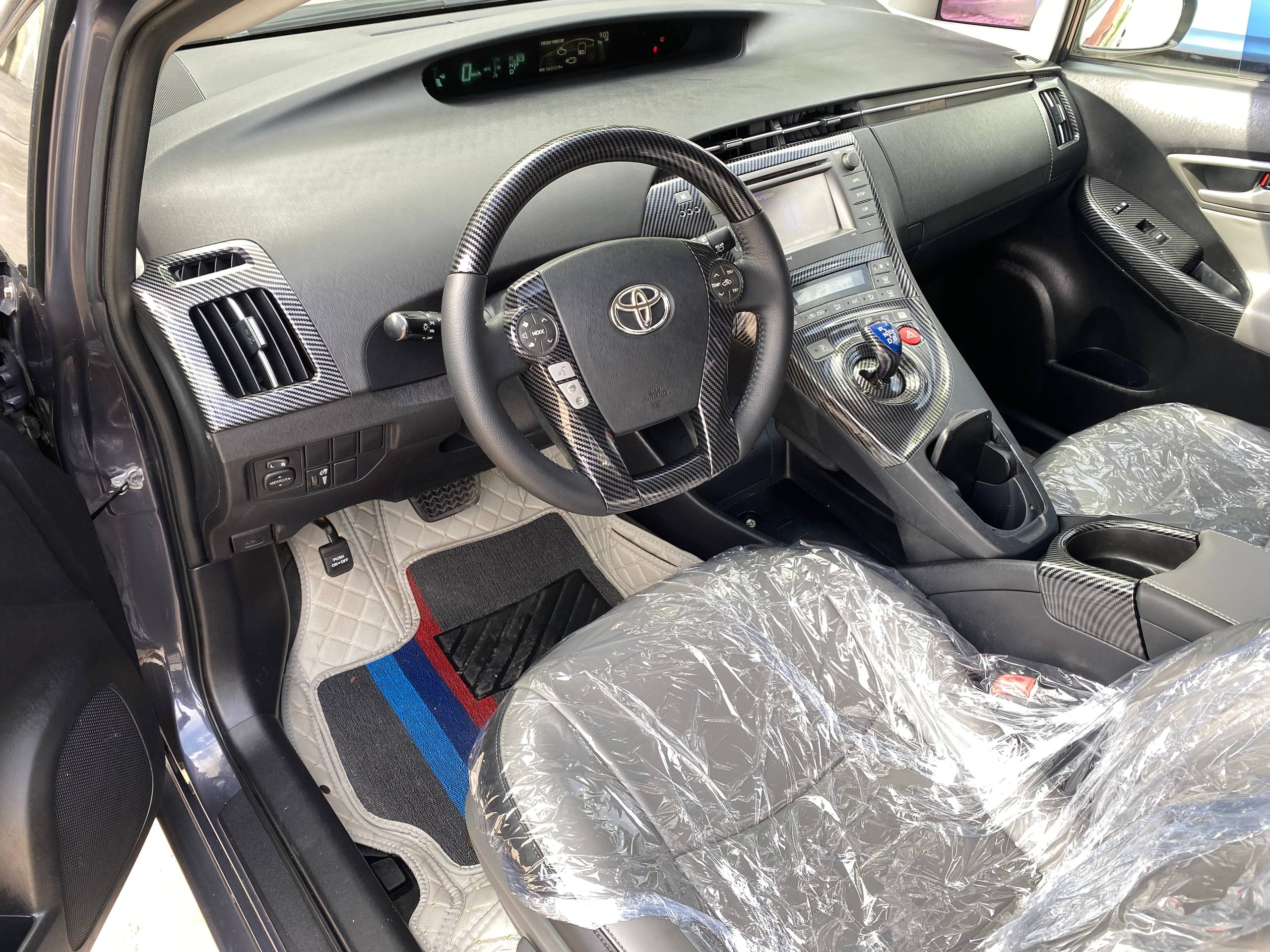 Toyota Prius ក្រដាសពន្ធ ឆ្នាំ2013 ពណ៍ប្រផេះ ទឹកថ្នាំសុីន សំបុកឃ្មុំសុីន អប់សិន3