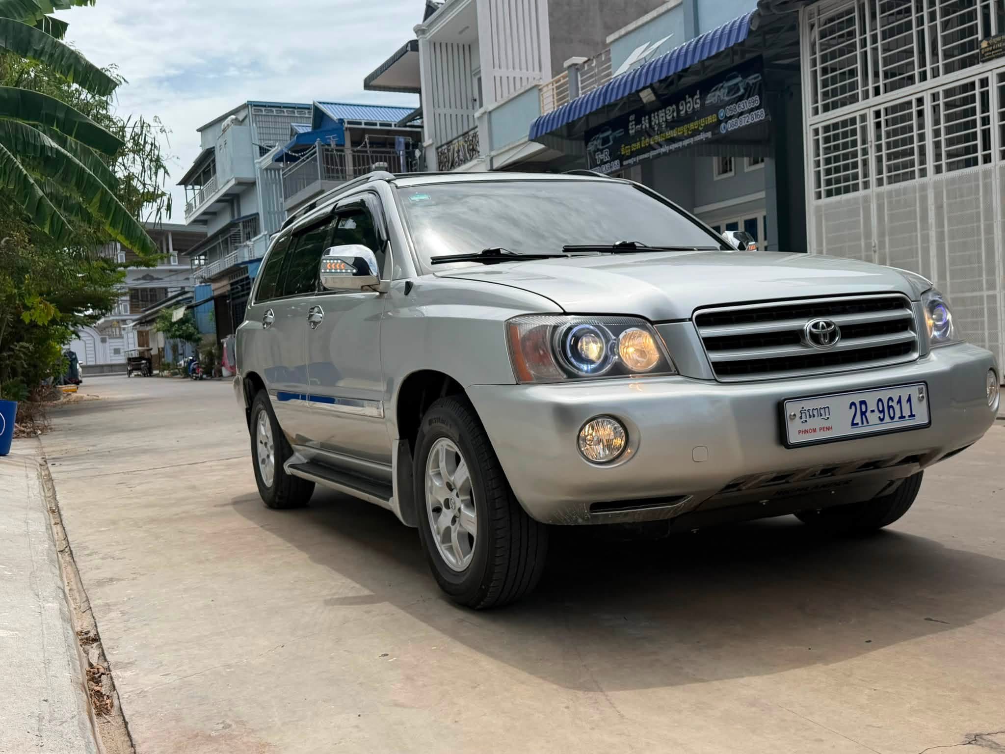 លក់ Highlander ឆ្នាំ 2002 ពណ៍ទឹកប្រាក់ ប៉ុង១