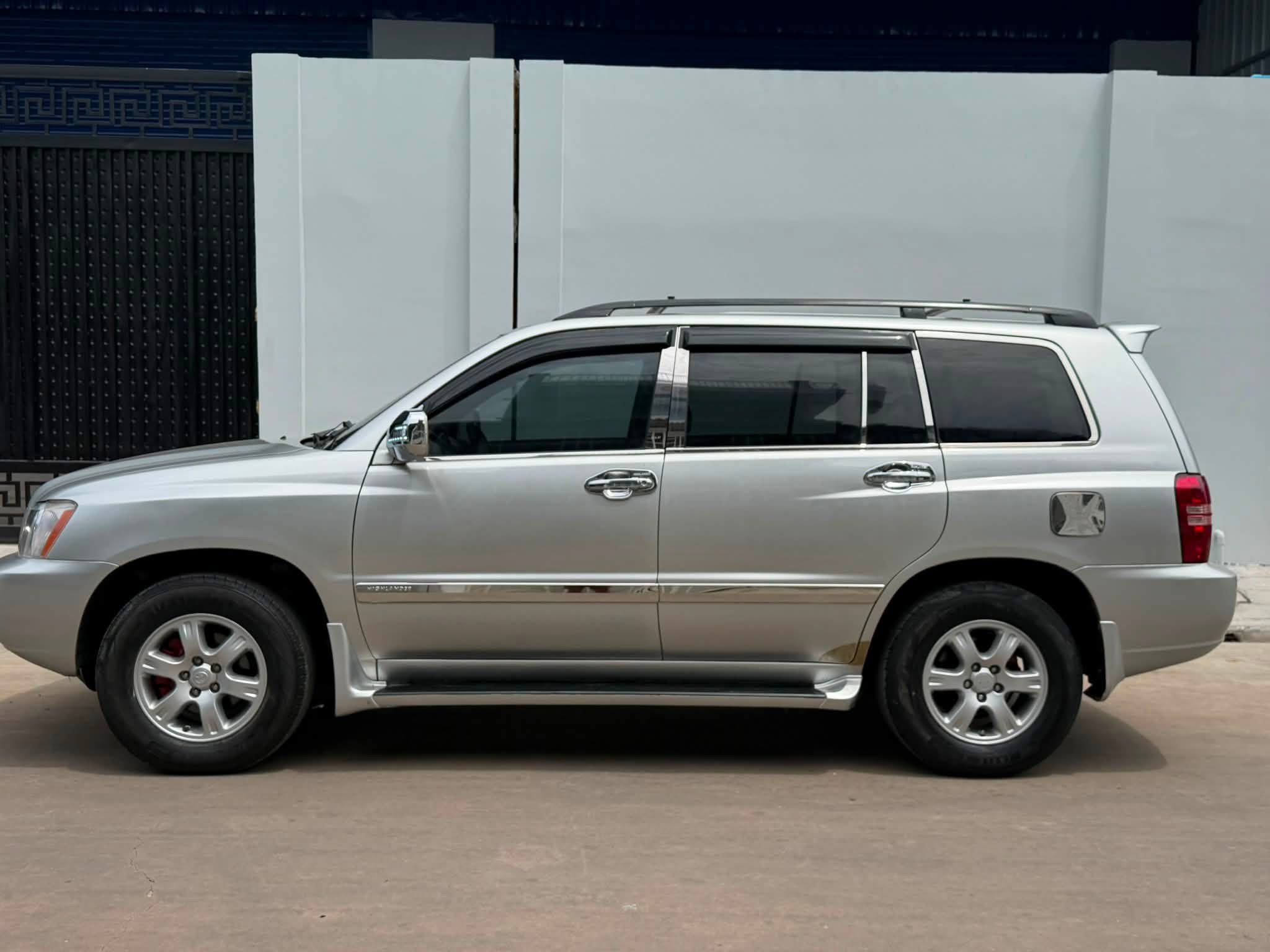 លក់ Highlander ឆ្នាំ 2002 ពណ៍ទឹកប្រាក់ ប៉ុង១