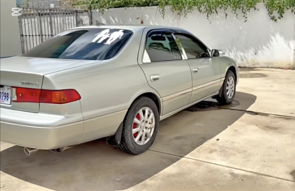 Camry Le 2000 abs ពណ៍ប្រាក់ ឡានស្អាត